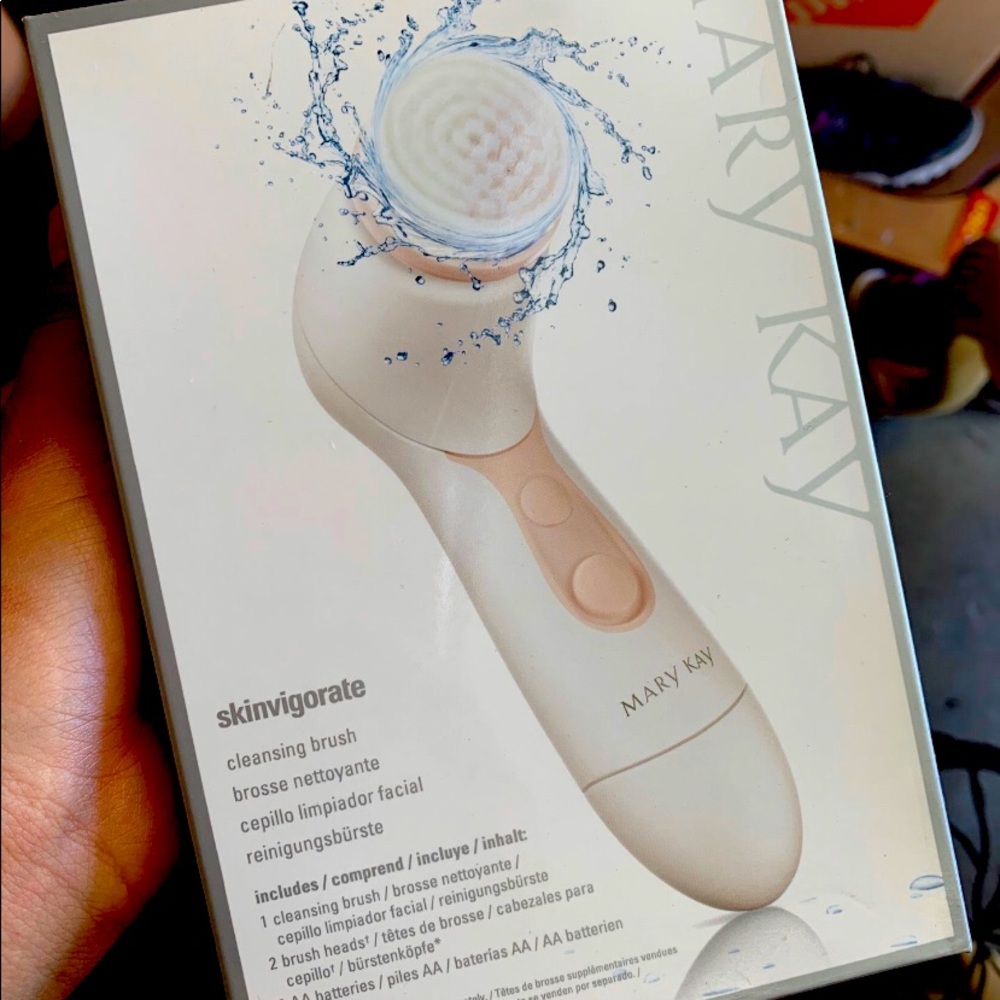 Cleansing brush
